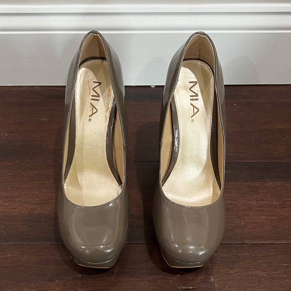 Mia Taupe Patent Leather Uptown Girl Chunky Platform Heel Size 8.5 - Picture 2 of 7